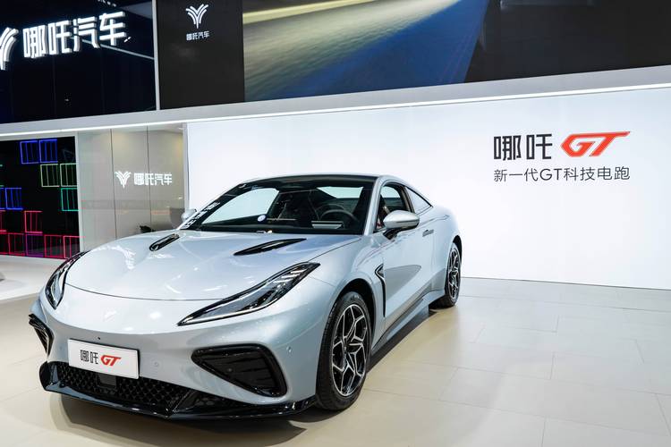 东莞161哪吒汽车在智能汽车领域的表现，领途汽车在新能源汽车市场中的影响力